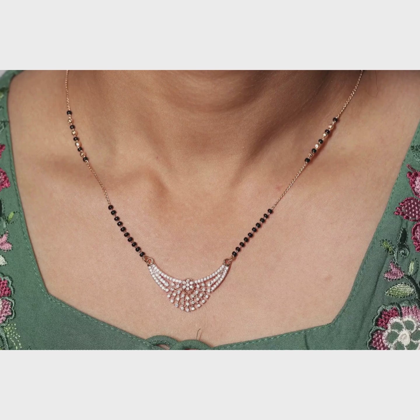 Load video: Radiant Lattice Fan Mangalsutra